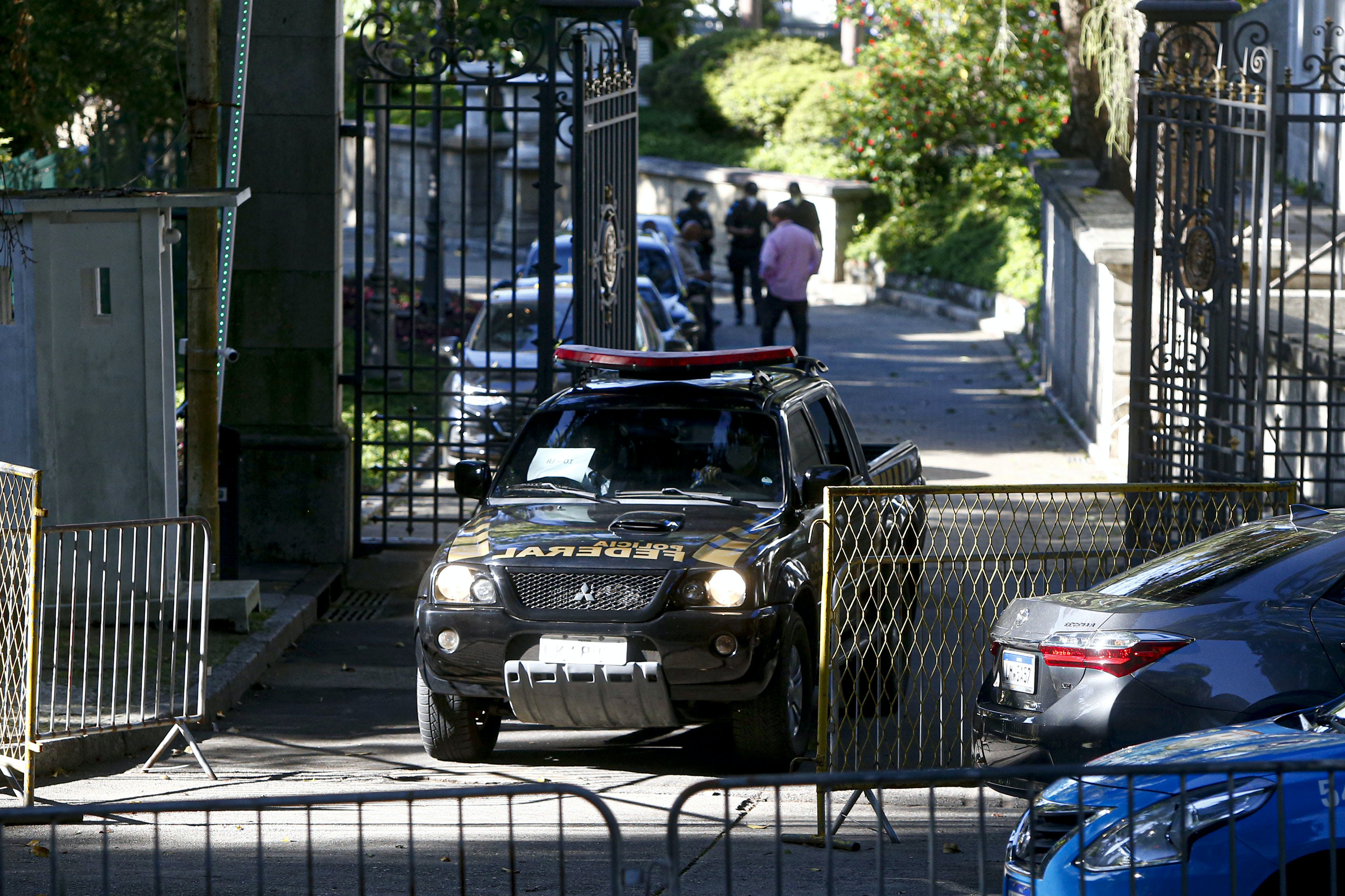 RIO DE JANEIRO, BRAZIL - MAY 26: Federal Police officers search the Palacio das Laranjeiras, the official residence of Governor of Rio de Janeiro Wilson Witzel, amidst the coronavirus (COVID-19) pandemic on May 26, 2020 in Rio de Janeiro, Brazil. This morning the Federal Police began Operation Placebo to investigate suspicions of public money embezzlement, aimed to health actions to combat the coronavirus (COVID-19) pandemic. There are search and seizure warrants for 12 people, among them are Wilson Witzel, governor of Rio de Janeiro and his wife, Helena, issued by the Superior Court of Justice.(Photo by Bruna Prado/Getty Images)