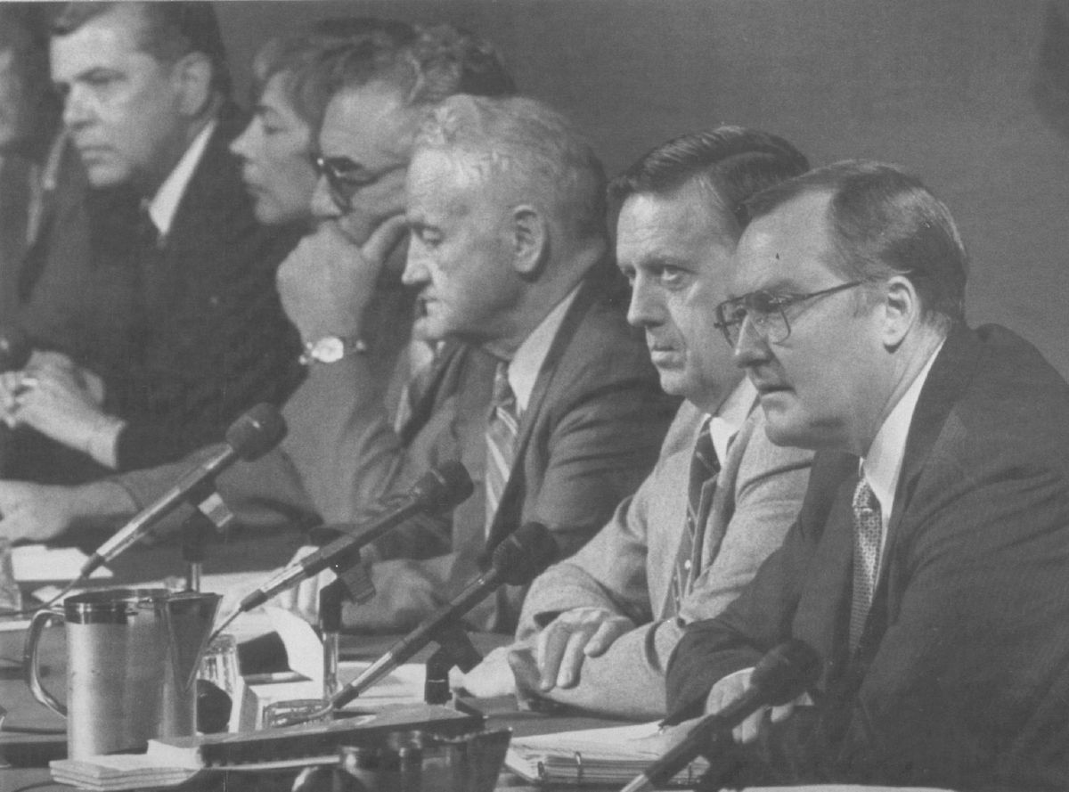 Gov. James Thompson, far right, asks a questions during the clemency hearing of Gary Dotson before the Illinois Prisoner Review Board in 1985.